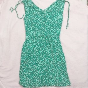 V-Neck, Lightweight, and Trendy Daisy Dress 👗 ✨